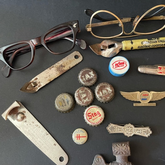 Vintage lot of Eyeglasses & Bottle Caps & Knick Knacks & Beer Memorabilia - Picture 3 of 8